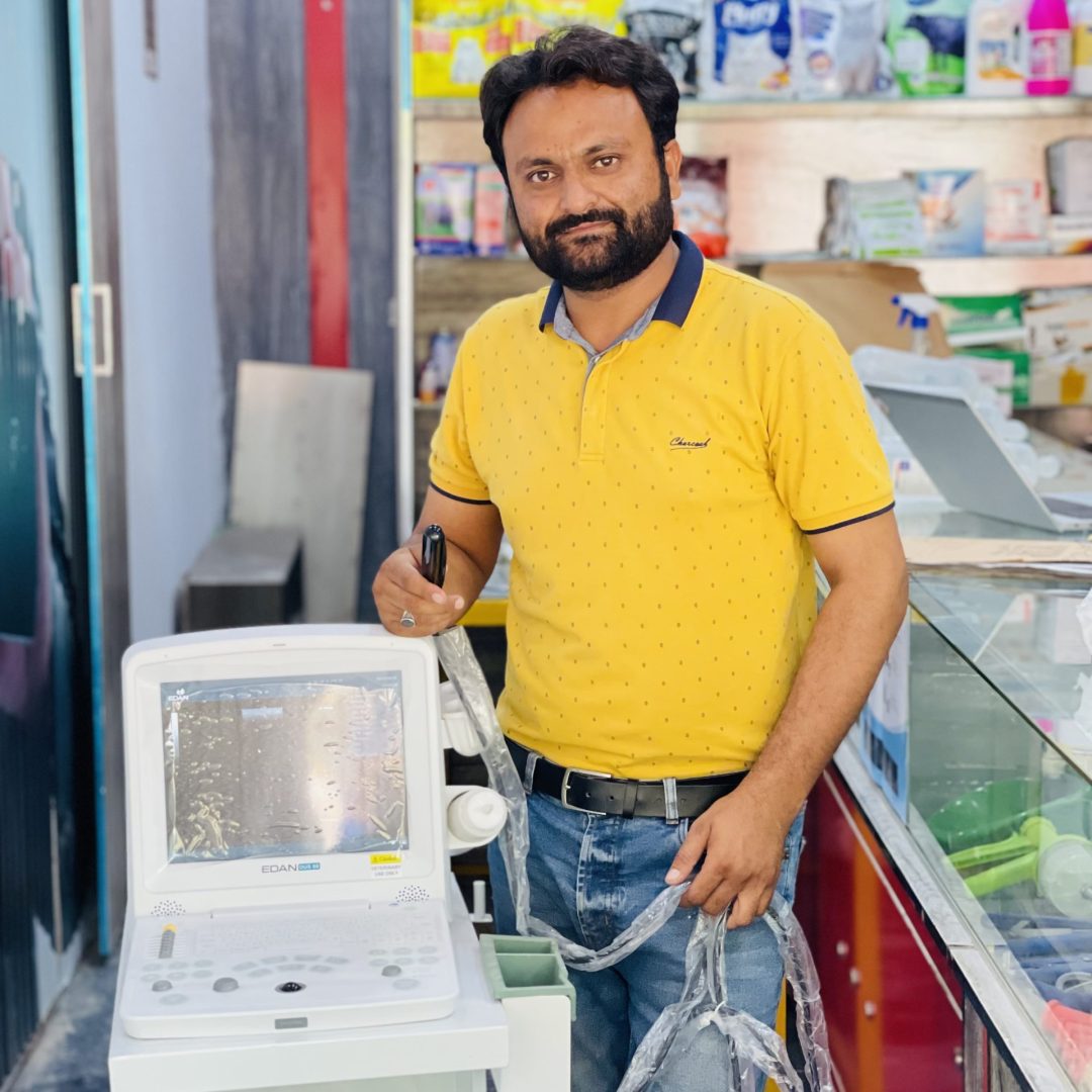 Dr.-Awais-using-an-ultrasound-machine-for-pet-and-animal-disease-diagnosis-Sidhu-Vet-Clinic-Bahawalnagar-scaled-1.jpg