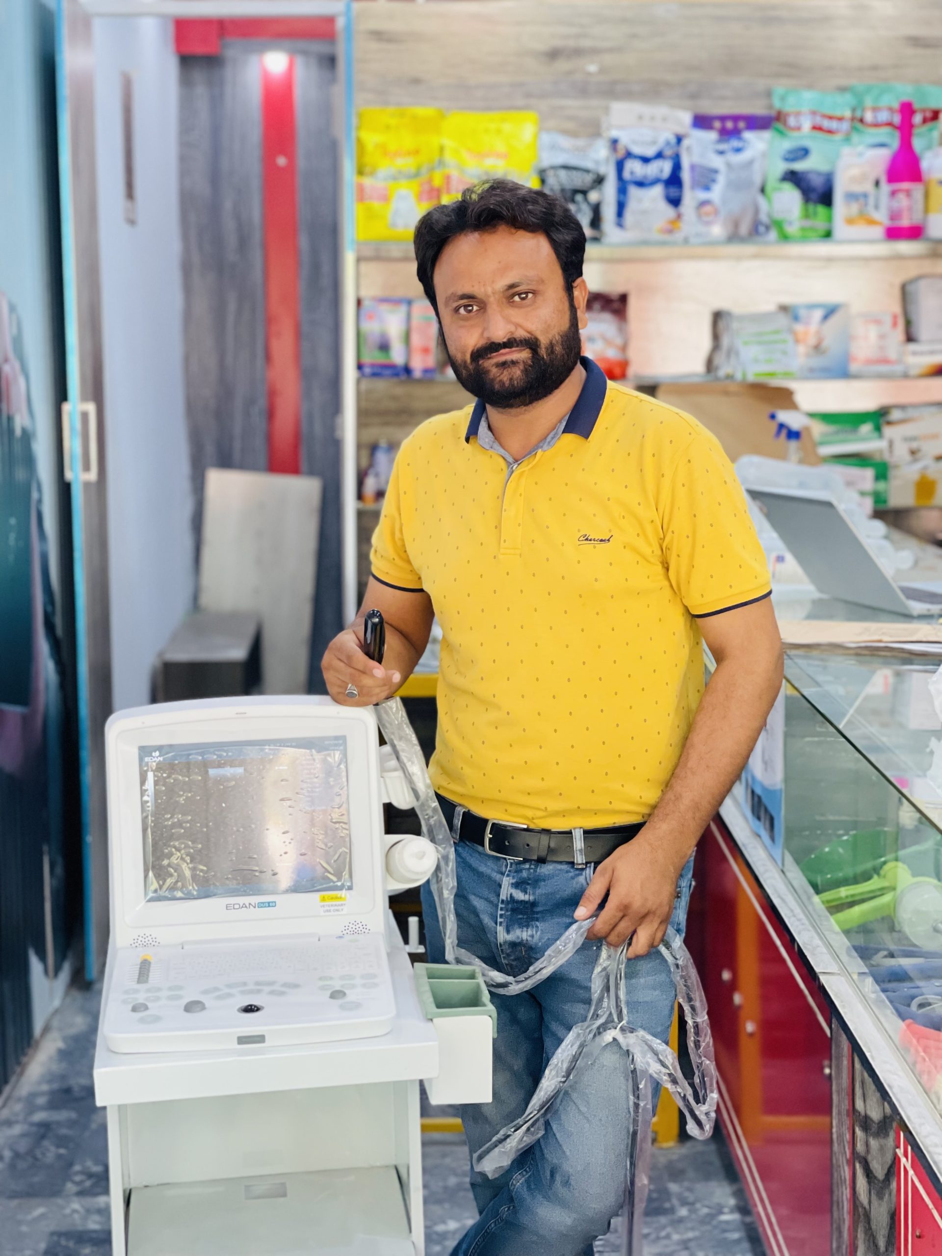 Dr.-Awais-using-an-ultrasound-machine-for-pet-and-animal-disease-diagnosis-Sidhu-Vet-Clinic-Bahawalnagar-scaled-1.jpg